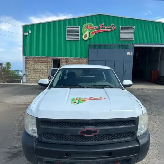 Unidad de transporte de Mexfrut estacionada en las instalaciones de Zapotiltic.