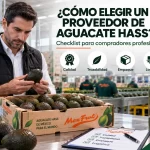 Comprador profesional evaluando proveedor de aguacate Hass en empacadora Mexfrut
