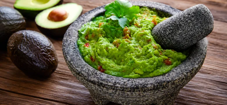 Guacamole Classic Mild en molcajete con aguacates Hass