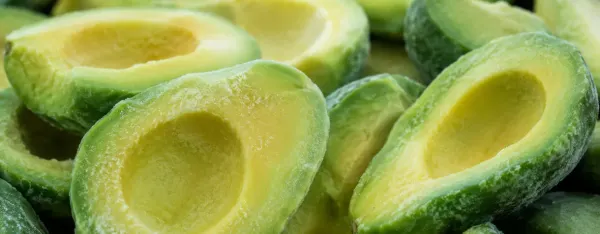 Mitades de aguacate Hass congeladas, peladas y sin hueso, con escarcha