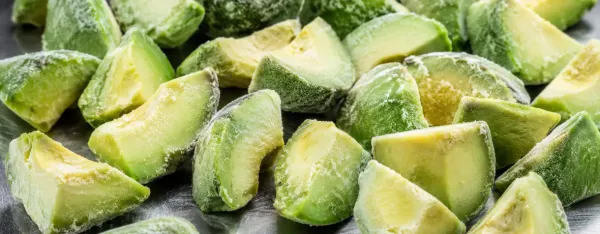 Trozos de aguacate Hass congelados IQF, cada pieza suelta y escarchada