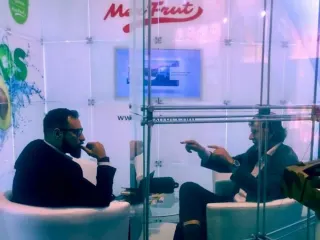 Reunión de negocios con un comprador internacional en el stand de Mexfrut