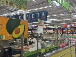 Barra de guacamole preparado al momento en el supermercado visitado durante IFPA 2025