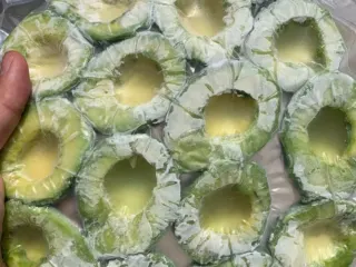 Mitades de aguacate congeladas listas para su envasado